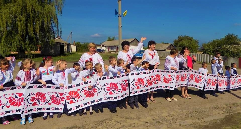 100 метрова вишиванка прикрасила сільську вулицю 