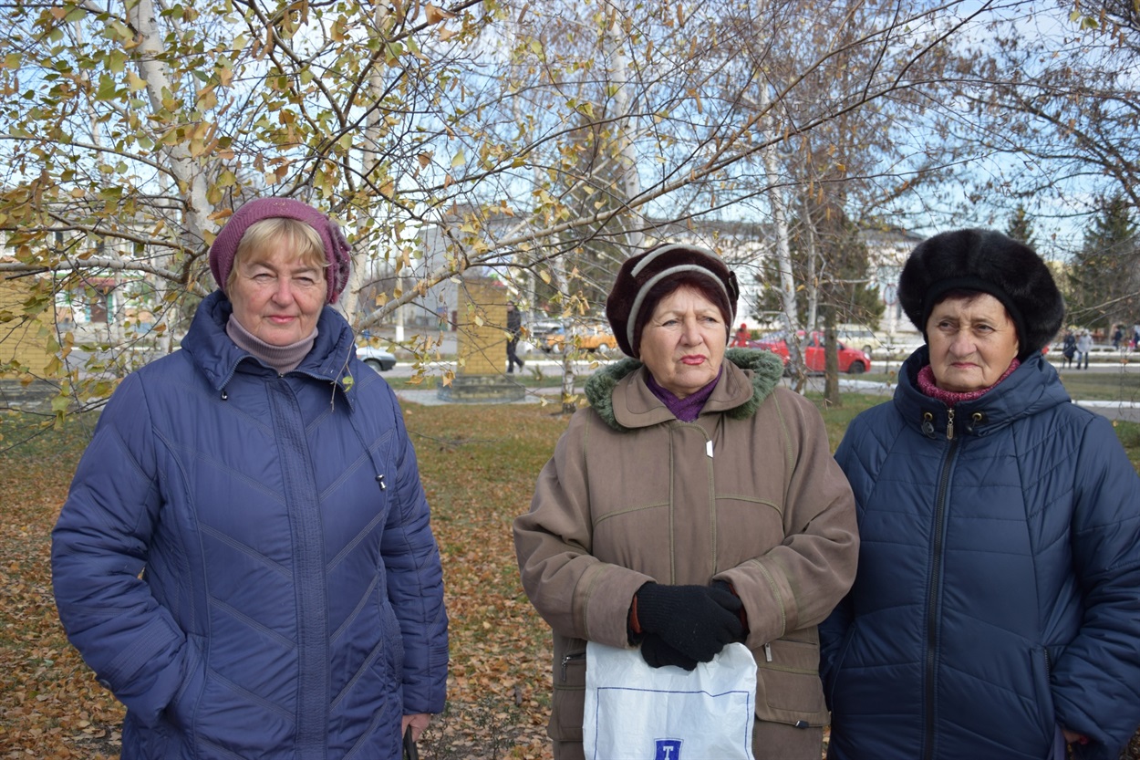 Валентина Чернікова (перша зліва)
