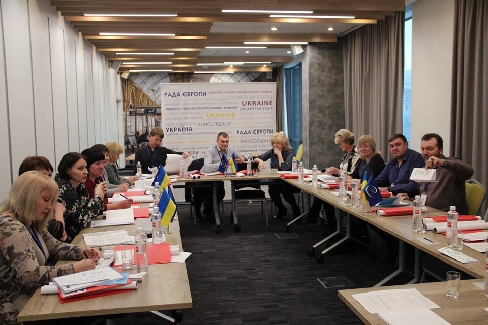 Мирослава Ляшенко (третя по правому ряду)