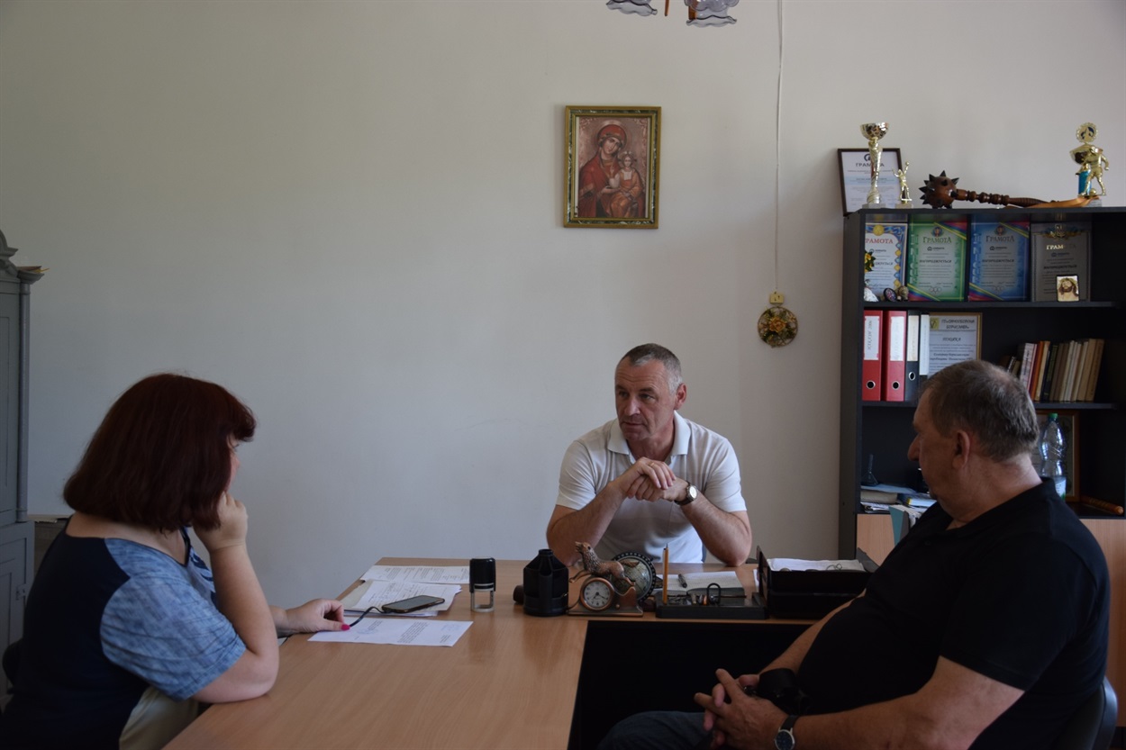 Триває розмова Андрія Костіва з журналістами Троїцького та Борислава.
