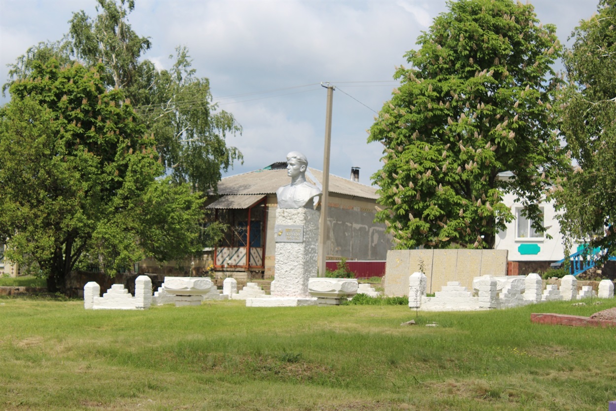 Пам'ятник односельцю герою другої світової війни Олексію Попугаєву