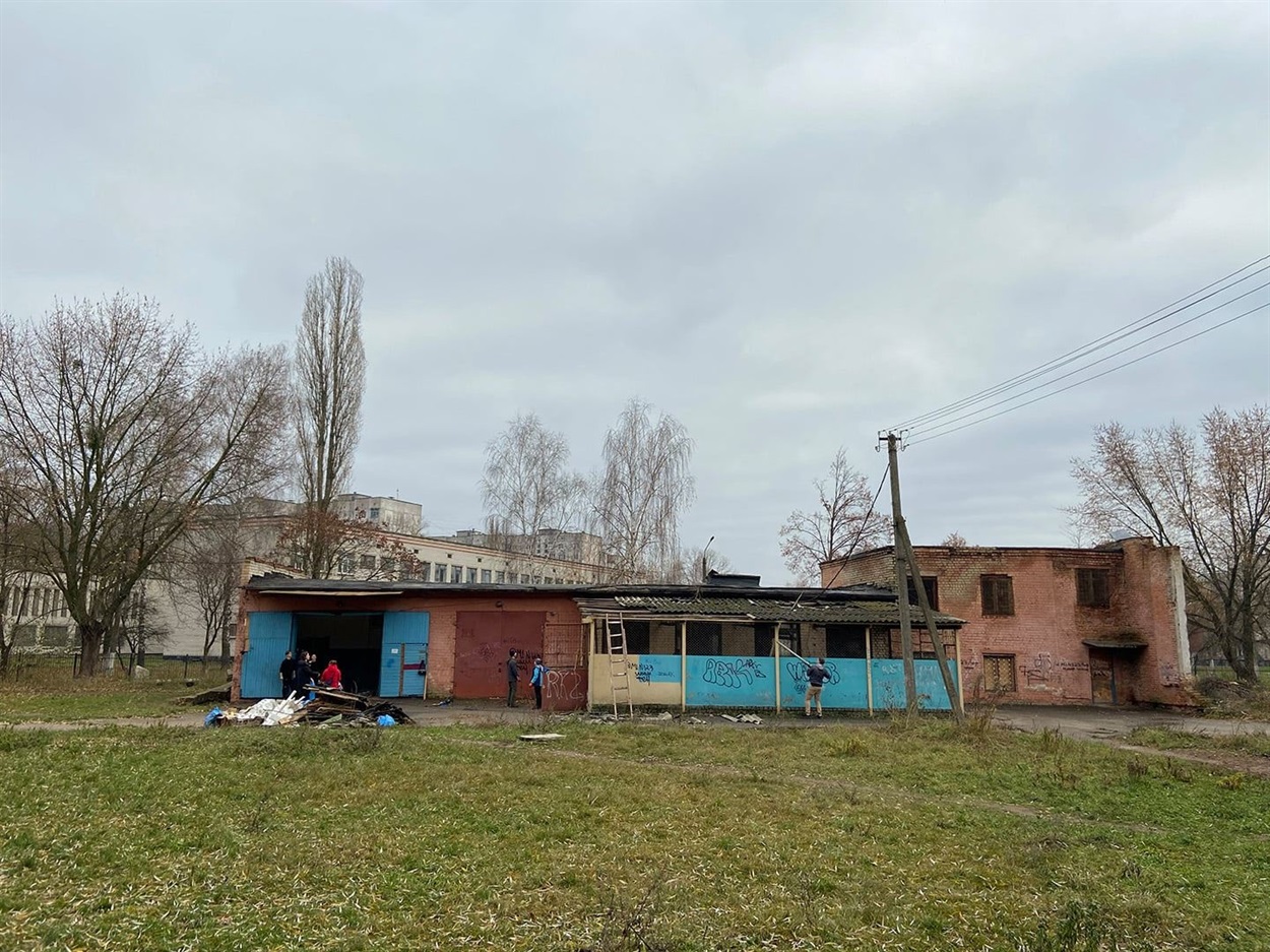 Саме це приміщення наразі готують для нової сортувальної станції. Волонтери тут провели вже толоки.