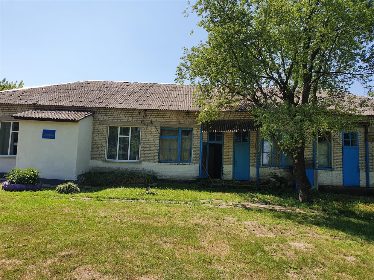 Тут знаходиться Покровська бібіліотека