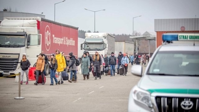 Українці тікають від війни. 20 км від пункту пропуску "Краківець", 28 лютого 2022 року. Фото Суспільне.Новини