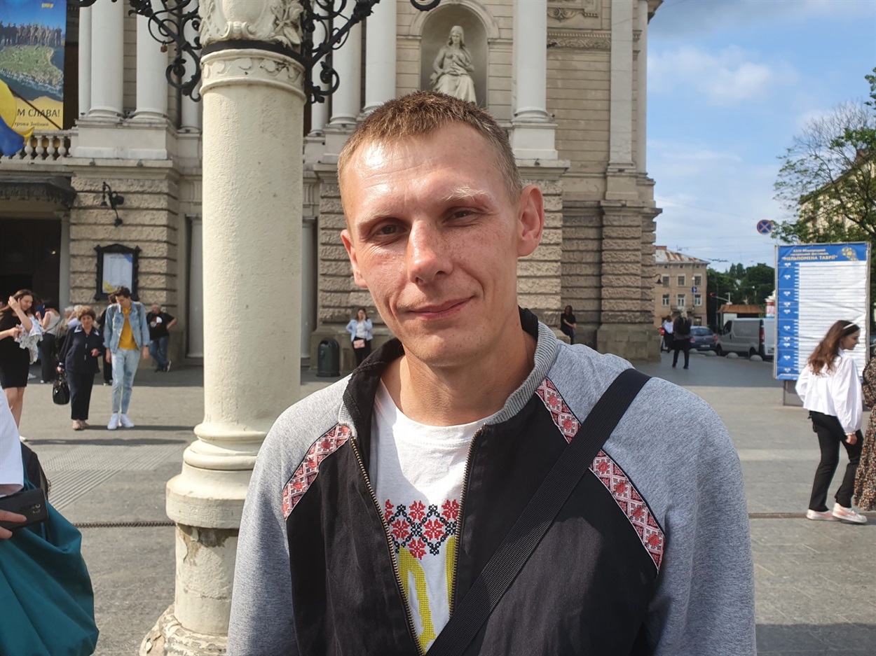 Волонтер Микола