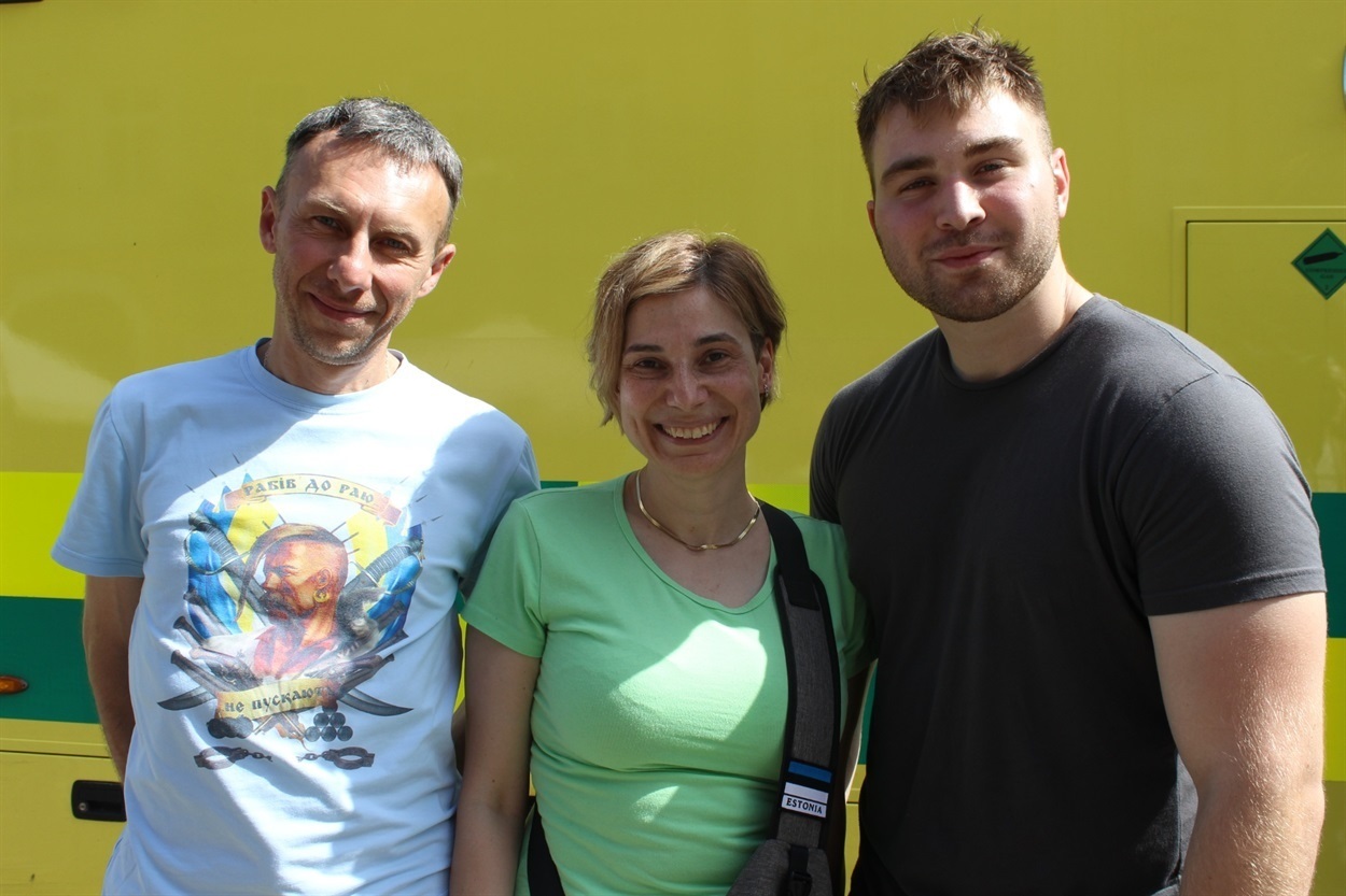 Діна Пільдер з волонтерами